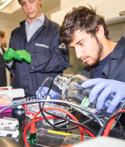 SOAR student in lab with faculty mentor